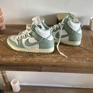 Nike Dunk High 1985
ENAMEL GREEN 
Size 6.5